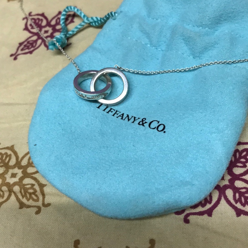 Circle interlocking necklace with 16” chain.